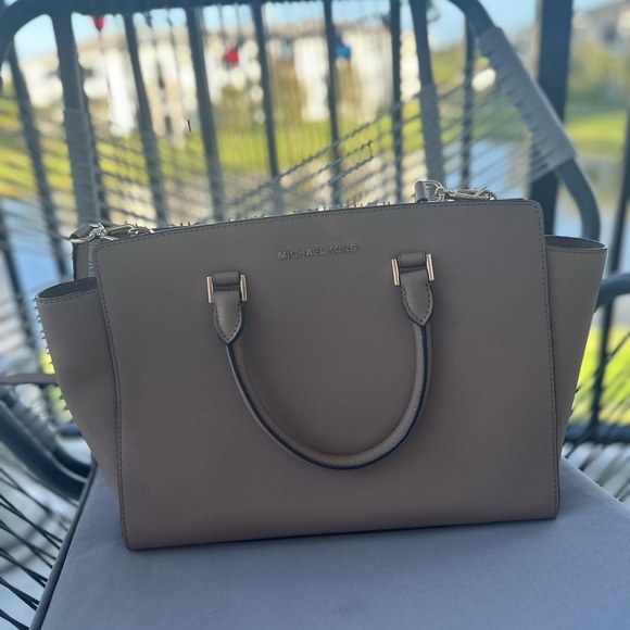 Black Leather Satchel with Top Handle and Zipper Closure - Picture 2 of 6